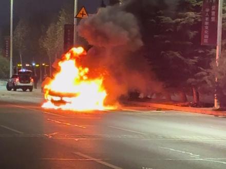 交通千万条,安全第一条……#安全出行#交通安全#车辆着火