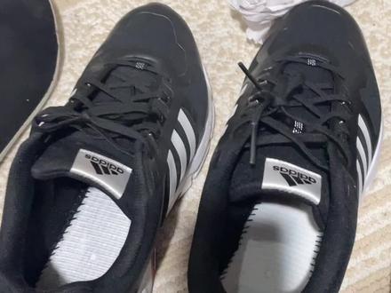 如何鉴定阿迪达斯运动鞋真假,咱来做一下对比,没有对比就没有伤害。