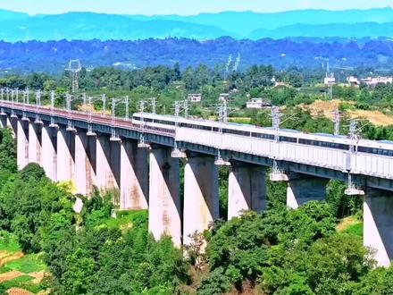 雄商高铁2025年9月1日开始全线铺轨,预计2026年通车 是的,雄商高铁已于2025年9月1日正式开始全线铺轨,预计2026年9月建成通车。
雄商高铁是我国“八纵八横”高速铁路网京港(台)通道的重要组成部分,正线全长552公里,设计速度350公里/时 。此次铺轨工程分别从河北段河间铺轨基地、山东段郓城铺轨基地同时启动,全线铺轨计划年底完成 。
雄商高铁的起点是京雄城际铁路雄安站,终点是商合杭高铁商丘站 。
雄商高铁正线全长551.97公里,途经3省9市25县(区),全线设雄安、任丘西、衡水南、聊城西、菏泽东、商丘等16座车站,设计时速350公里 。#雄商高铁 #雄商高铁最新进展