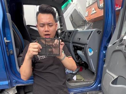 这台是江淮帅铃,清洗空调滤网,想知道其他车型的卡友们,评论区扣出来了#专业的事交给专业的人 #卡友 #全国卡友 #卡车司机 #卡车维修
