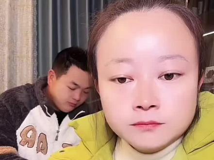 龙血膏可以提亮保湿滋润,像我们不会化妆又想美美出门的就用它,坚持使用还能淡化细纹,越用越漂亮#龙血膏 #龙血膏懒人霜