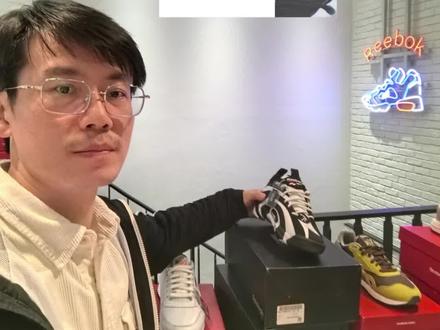 涩谷Reebok年轮代购走一遭 ?篮球鞋在日本不待见,岂不是常规操作?立川立飞店虽然是Classic店铺级别,也有卖年轮。东京都涩谷地段可能太好,年轮早就售罄的缘故吧,胡乱猜想一番。啥也没买,就想着买本辉煌的Reebok产品历史书或者霓虹挂灯,蛮独特的。
#篮球鞋 #复古球鞋 #锐步