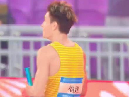 这一亲把央视解说干沉默了!刘峡君回应,这只是赛前的一句玩笑