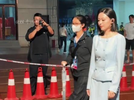 徐子尧演唱会,粉丝应援为何引发这么大的争议?#徐子尧 #徐子尧粉丝见面会#徐子尧宜春演唱会 #徐子尧演唱会