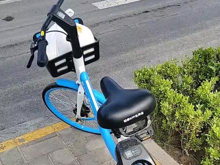 到了目的地,竟然无法关锁。哈啰,不敢骑你了。