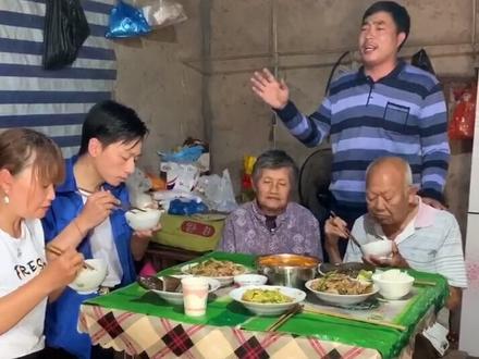 《歌曲改编》父母的恩情难报答,儿女长大各成了家,苦了家的爸和妈。#父母恩#正能量#爱唱歌@九澧阳哥 