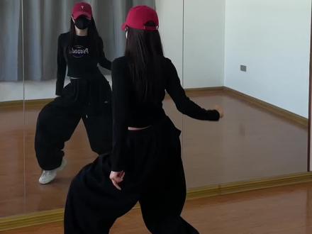 #舞蹈零基础教学 #简单舞蹈教学 #学舞记录打卡 打卡基本功,踩脚摸差点错了,太匆忙了,没来得及重拍