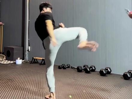 #旋风三连踢 有粉丝说能不能出一期旋风三连踢的教学,一定要专心多多训练,只有基础打得好,后面才会有更大的进步。