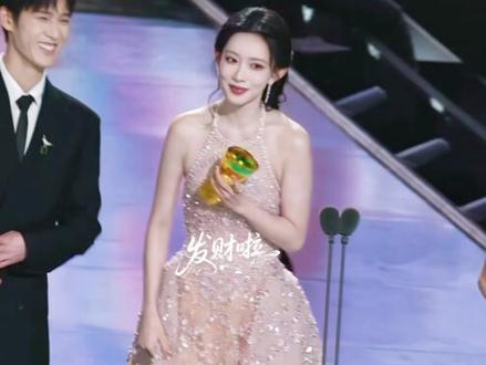 领奖的一些磕点“感谢孟姐”🦭
“好痛哦”“没关系 等下去看👀”
忍不了一点 躲在白鹿后面说小话🤭
#昀牵孟绕 #星光大赏 #孟子义李昀锐 #绝配