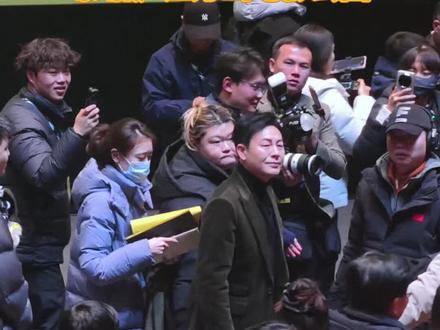 2月6日下午,演员张颂文,塞尔维亚电影周的文化大使,亲临庐江万山电影公园,与影迷共赴光影之旅。#偶遇明星 #张颂文 #合肥庐江 #现场拍摄 @抖音小助手 @抖音创作小助手