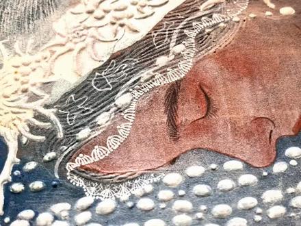 来看看怎样用岩彩画蕾丝#绘画过程分享 #跟着抖音学画画 #岩彩画教程 #任少石岩彩 #解压 把蕾丝用画笔一根根编织出来,真的是一个解压治愈的过程,同时,也很费眼🙈@抖音艺术