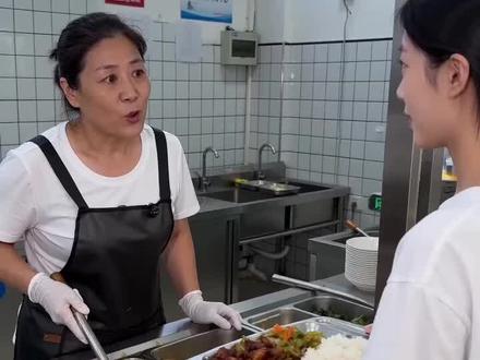 #AI豆包生成 #仅供娱乐 #旭黑 #食堂大妈打饭 @绩用 🆘半夜玩AI新鲜出炉生成的史😏😏😏