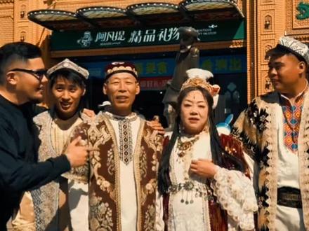 #张云鹏 新疆之行,评论区还是争议不断,有的人说是好吃懒做,游山玩水,又有人说这是自媒体工作就应该做的,只要是正能量,都应该支持,不应该网暴可怜的他!#张云鹏爸爸