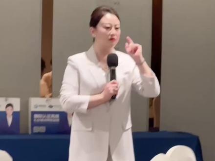 🍽️饭局座次搞不懂?一篇搞定不尴尬!
每次聚餐对着一堆座位发懵的姐妹举个手!其实座次安排没那么复杂,记住几个核心点就能轻松拿捏~
🔹「面门为上」是铁律
正对门口的位置是C位!一般留给长辈、领导或主宾,视野最开阔,也方便招呼大家~
🔹「以右为尊」别搞反
以C位为中心,左手边是次主位,右手边才是更尊贵的位置!(和我们平时写字的左右一致,别绕晕啦)
🔹「远门为次」看距离
离门口最远的位置最靠后,适合晚辈、下属或陪同人员,方便帮忙端茶倒水、催菜~
🔹家庭聚餐更灵活
家人吃饭不用太死板,长辈坐中间,小辈围旁边就好,重点是让老人方便夹菜、说话~
💡小提醒:实在搞不清就等主人安排,或者主动坐靠边的位置,总不会错~ 礼仪的核心是让大家舒服,不用过度紧张呀~
#餐桌礼仪 #餐桌座次礼仪#高级礼仪培训师认证班#礼仪培训师考证#国际礼仪师考证