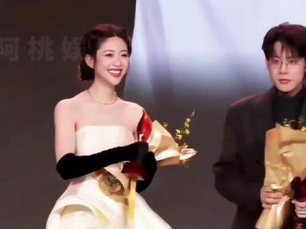 #周奇向涵之一起回家##周奇 向涵之# 1月4日,有八卦媒体曝周奇向涵之恋情,称2025年12月17日,向涵之拖着行李去周奇家里,12月18日两人收工后与朋友聚会到凌晨,周奇帮向涵之背包,两人一起回家,还在家门口拥抱黏糊。 @抖音小助手 @抖音创作小助手 #娱乐圈八卦 #娱乐新闻 #明星行程