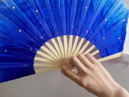 #扣扇拿法 #扇子 云南花灯中的扣扇与胶州秧歌中的拿法一样,通用喲😁(以上仅代表个人观点😂供大家参考