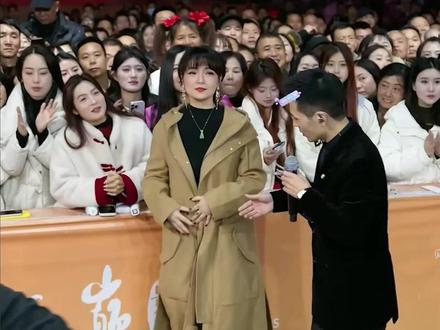 重庆奉节的朋友谢谢你们的热情,#索图 真的很优秀,一起加油#沉默不是代表我的错 #索图大舞台 #斯琴高丽 #舞台现场 @DOU+上热门