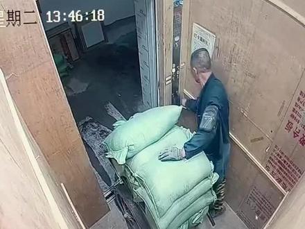这人坐电梯不知道有多笨,脑子进水了