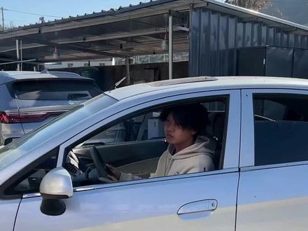 小师傅来打气,收他五块觉得贵了,你们哪里打气收费吗?#修车