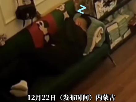 #搞笑视频 老板在店内睡觉,被歌曲叫醒,以为有顾客到店,下意识回应#搞笑 #监控下不可思议的一幕