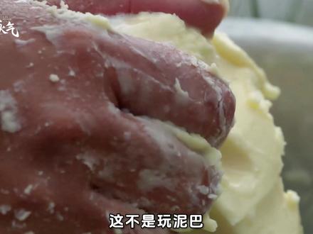 震惊!这坨"黄泥巴"在藏族比黄金还值钱! 牦牛在零下生存只为产出珍贵乳汁,牧民用冰水反复揉洗提纯成鹅黄酥油。能当灯油能做甜品能煎肉,一碗酥油茶下肚,高原的冷都不怕了,雕成花还能祈福,太万能了#酥油 #舌尖上的美食 #藏族美食