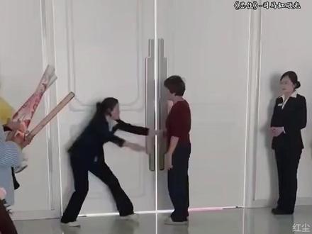 不得不承认大娘“抢喜”时机确实快,但这届新人亲属团也不是盖的!