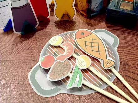 沉浸式自制玩教具|🍖🍤🍣🥦【烧烤】
假装游戏的封神教具
办家家酒的同时还可以
物物对应
位置对应
认知启蒙
数学启蒙
【工具清单】:
①彩色打印机
不常打印的不需要买,在网上找打印店打印就可以。
②A4纸80g、160g
不是越厚越好,厚的纸质量更好,但对打印机和塑封机的要求也越高,厚纸打多了对打印机有一定程度损害。
打印纸选择80g-120g就可以,对于破坏力比较小的宝宝,普通80gA4纸+8丝塑封纸也就够了。
③打孔器(单孔、6孔)
单孔:适合做闪卡、字词卡6孔:做册子
④剪刀
选一把锋利轻便、把手圆润的剪刀,长时间剪纸手才不会疼。
⑤圆角器
能快速修建塑封过的纸缘尖角,以免划伤宝宝。
⑥装订条、活页环(装订条可剪裁12mm、单环20mm)
装订条:装订起来更整齐,可自由剪裁长度。活页环:可用于装订闪卡、字词卡片等
⑦塑封机
塑封过后的纸比较禁得住宝宝经常使用,之后还可以用来打印照片、学习材料、计划表等。
塑封时,出纸口前方不要有阻挡,不然纸张碰到障碍物会变形。塑封方式:
先剪后塑封:省塑封膜,耗时,需重复剪2次。先塑封后剪:省时、但不耐用边缘易进空气。
⑧塑封膜(A4+8寸)
塑封纸8丝够了,再厚裁纸刀不好剪裁。
选择大小两种规格,有时候需要打印的答案只剩一点点,用A4大小的太浪费。
⑨子母魔术贴(15mm、20mm)
魔术贴分钩面和毛面,将钩面贴在书上,毛面贴在答案上,如果钩面贴在答案上
图案足够大的情况下用20mm,便于宝宝粘贴,15mm更适用于小图案和手眼协调能力比较好的宝宝。
10裁纸刀
用于裁剪直边线条,又快又直。选择双向可裁的,省时省力。
#自制教具 #安静书 #早教启蒙 #宝妈必看 #有趣的手工