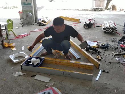 卫生间铝合金窗和排气扇这样装,美观安全又方便拆换