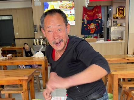 干餐饮的没点才艺怎么行呢……#餐饮人 #才艺展示 #表演我是认真的 #危险动作请勿模仿