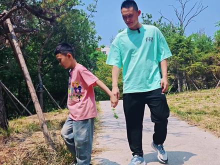 草丛里的隐形杀手!教孩子防蛇虫,关键时刻真能救命!
最近三亚女生被蛇咬伤的新闻太痛心了😭 !带娃去公园/爬山一定要警惕草丛里的危险!分享我家娃的防蛇安全教育👇
**⚠️ 危险场景模拟**
娃看到草丛里的蝴蝶就想冲进去抓,被我一把拉住!用树枝拨开草丛(放了个玩具蛇),告诉他:“蛇蛇会伪装,踩到它会咬人,可能像新闻里的姐姐一样受伤!”
**✅ 安全小课堂**
1️⃣ **远离草丛**:散步要走步道,野餐选开阔地
2️⃣ **遇到蛇**:❌不尖叫/跺脚 ✔️慢慢后退
3️⃣ **被咬后**:立刻拍照记蛇样(不触碰!),用绷带包扎近心端,打120!
#育儿安全 #防蛇技巧 #亲子教育 #户外安全 #蛇