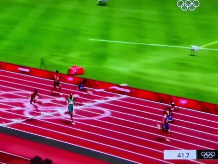 男子400米栏决赛,神奇的瓦尔霍姆45秒94打破世界纪录夺冠🏆!