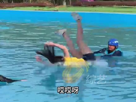 Pay 姐和海苔咪来闯关,网友:姿势很飒!#pay姐参加快乐向前冲 #快乐向前冲#2024快乐向前冲