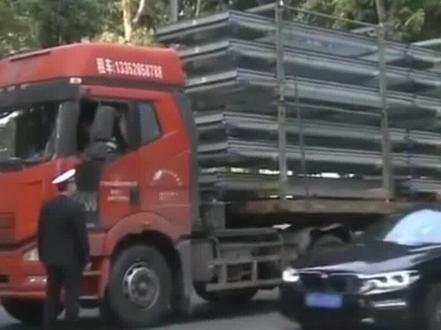 货车送货到工地,保安挡门不让进.....#交通安全知识 #熊sir有话说