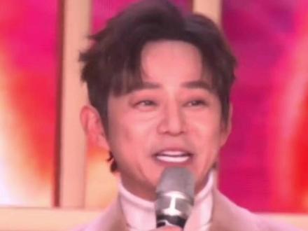 湖南卫视元宵晚会王蕴凡摔倒,何炅调侃网友评论 #何炅 #湖南卫视元宵喜乐会