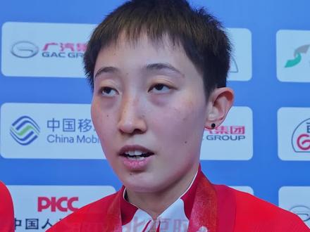 11月19日,澳门。全运会乒乓球女团山东队成功夺冠,#范思琦 谈对战#孙颖莎 ,秉持拼球心态:“能多赢一分是一分,多赢一局是一局。”失利后迅速调整,重新再出发。恭喜!坚韧品格铸就胜利,荣耀实至名归。