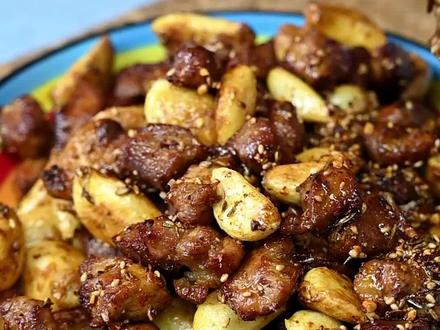 孜然梅花肉配大蒜简直太好吃了,喜欢的也在家做一下把。#抖音美食推荐官 #跟着抖音学做菜 #家常菜