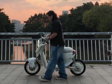 这个应该算是小牛新新国标里面U系还原度最高的了😆从外观功能等都能做到这样实属完美了😬在4k头这个档位不选他选谁呢🤩不说了~先去上个牌了🥳
#Answerstudio #小牛u1one #新新国标电动车 #U1one