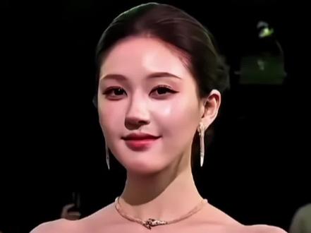 星光大赏 男女锐评 其实赵露思的下巴 这里真的还好、从我的角度来说 其实就是 “舍小博大”。#赵露思 #变美 #刘记设计 #面部设计 #星光大赏