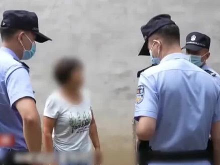 老赖占用公共过道种树,树干却压到邻居门楣,老赖:谁敢动这棵树跟谁没完#老赖 #强制执行 #判决 #纪实 #社会