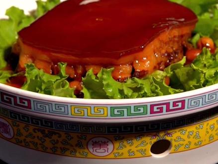 带子上朝是一道很有特色的传统名菜,酥烂可口,肉质鲜香,色泽深红,寓意着孔府世代都可当官,拥有着承袭爵位不断的好象征。
#抖音美食推荐官 #孔子 #饮食文化 #山东曲阜 #山东美食推荐官 @抖音美食达人助手 @抖音小助手