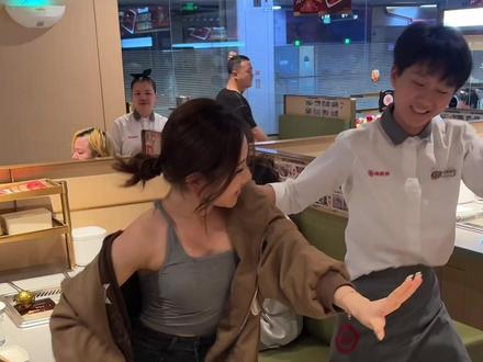 跳成这样可以应聘海底捞吗?#海底捞科目三舞蹈来上分了 #科目三 #丝滑小连招