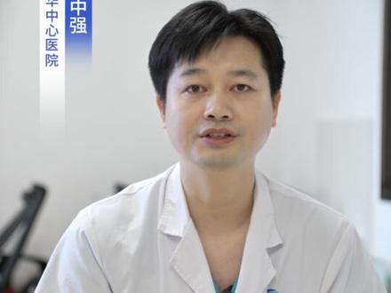 埋线双眼皮能维持多久?为什么有人能保持10年,有人1年就松了 “为什么别人的埋线双眼皮能维持10年,而你的1年就松了?今天就来揭秘埋线双眼皮的‘寿命秘密’!”
Part 1:埋线双眼皮为什么能“持久”?关键看这3点!
“埋线双眼皮能保持长久,主要取决于3个因素:
1️⃣ 眼皮基础好——脂肪少、皮肤紧致的人,线材不容易松脱;
2️⃣ 医生技术稳——埋线层次精准、打结牢固,双眼皮形态更持久;
3️⃣ 术后护理到位——早期不揉眼、避免感染,线材不易移位。”
Part 2:这些情况容易导致“松脱”!千万避开!
“但如果你属于以下情况,埋线双眼皮可能很快变内双甚至消失:
⚠️ 肿眼泡/眼皮松弛——脂肪压重或皮肤下垂,线材撑不住;
⚠️ 频繁揉眼/暴力卸妆——外力拉扯会让埋线移位;
⚠️ 体质吸收过快——少数人对线材代谢快,维持时间短;
⚠️ 医生经验不足——埋线过浅或打结不牢,早期就可能松脱。”
Part 3:如何让埋线双眼皮更自然持久?
“想延长埋线双眼皮的寿命?记住这3招:
✅ 术前面诊评估——选对适应症,肿眼泡建议直接考虑全切;
✅ 找经验丰富的医生——技术决定80%的持久度;
✅ 术后1个月‘黄金期’——忌辛辣、不揉眼、避免化妆感染!”
“埋线双眼皮不是‘一劳永逸’,但选对方法+护理得当,保持5-10年完全有可能!你是哪种眼皮类型?评论区告诉我,帮你分析!”
#双眼皮 #双眼皮手术 #埋线双皮眼 #深圳 #深圳龙华中心医院张中强