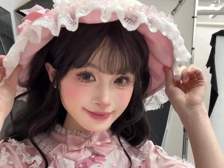 仲夏美乐蒂全型色上身展示!
出息了出息了 被仲夏抓去拍美乐蒂的三视图一口气穿十件!想想就幸福得嘞
但是拍完老实了,站桩拍摄真的巨累,因为是官方图,要一丝不苟得盯着调整裙子每一块蕾丝每一只蝴蝶结每一处印花,而我一动不敢动生怕裙子乱了!下班的时候腰要不行了(ಥ_ಥ)
不过拍完还是很有成就感滴!罒ω罒
#lolita日常 #仲夏物语 #美乐蒂 #lolita穿搭