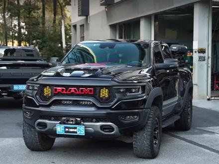 很多霸王龙车友觉得原车开起来太软了,车里面坐着感觉有点晃,可以升级一套兰萨套件,这样就可以根据路况来调整软硬,另外还很多实用性升级给大家分享#道奇霸王龙 #广州霸王龙升级 #硬派越野 #美系皮卡 #九候车品