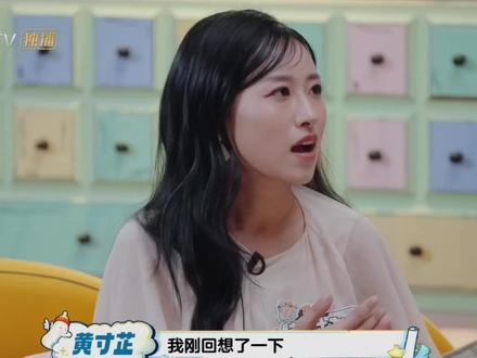 #爸爸当家 #小太阳 谁懂,看到这期爆哭,然后又重新去看了第一期第二期,两个小苦瓜生了两个小甜豆。有句话,叫做世界上没有真正的感同身受,可是我太懂寸芷说的没有了就没有了,我从小到大,一张家庭合照都没有拍过,那时候想拍,没能力,没条件,有能力有条件的时候凑不齐人,后面,再也凑不齐人了就再也没想过拍全家福了,因为想一次难受一次,我从来没看过我的外公,后面爷爷走了,外婆走了,奶奶也走了,甚至我的姐姐也离开了,走在奶奶前头。姐姐离开后我就再也没动过拍合照的念头了………所以我大概懂寸芷说的,有些事情真的要趁早做,没有了就没有了。魏晨不愧是五季的元老级嘉宾,说话一语中的。一开始就很喜欢这组家庭,因为像小太阳一样的寸芷姐姐@黄寸芷zzz🤪 ,没想到是两个小苦瓜,后面更喜欢是因为她们一家都是活的像小太阳一样,没有自怨自怜,积极向上。我也一直在用着不同的方式让自己活的开心,这季真的让我哭了好多次@爸爸当家 你真的要办一百季。每组家庭都有每组家庭的魅力。