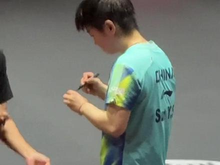 被拦下签名抛球的小莎莎#孙颖莎 #wtt新加坡大满贯