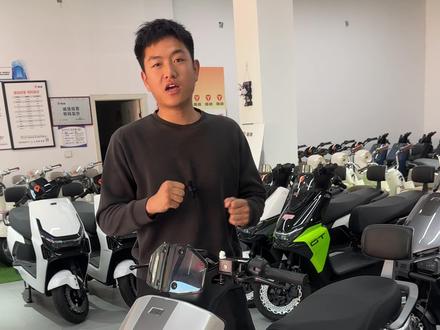 电动车已经卷到这种地步了?雅迪2026年神车
雅迪冠能龙庭 自动大灯 听歌导航 自定音效