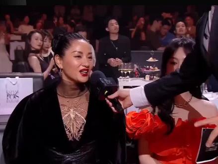 谁懂啊!2026年内娱顶流密码,居然被54岁的瞿颖拿捏了!别人翻红是连夜赶通告、直播带货,她倒好,经纪人直接喊话:别给她介绍工作了,再排满就要在现场挑拨离间了!这波反向操作,直接把网友笑到捶墙。
谁能想到,初代超模、内娱初代顶流,翻红靠的不是颜值不是作品,而是一段跨服聊天名场面!在泰国菜市场,摊主问“Do you like spinach?”(你要菠菜吗),她愣是听成“You look Spanish”(你像西班牙人),当场挺胸自豪回一句“Chinese!”,摊主掏出翻译软件的瞬间,全网笑疯,#瞿颖好大的雨啊# 梗直接刷屏,盒马都给菠菜贴双语标签,主打一个全民玩梗。
更绝的是她的活人感,内娱假人遍地,她偏要做最真实的那个。节目里大方晒10元老花镜、2.5元耳饰,自曝打肉毒后“生气表情都很平和”,队友担心耳环过敏,她直接甩金霉素爆梗,没有半点明星架子。对比同行精致到毛孔的营业状态,她的松弛感简直是降维打击。
而最戳打工人的,是她的反内卷宣言!签合同坚持“最低片酬+8小时工作制”,到点必须下班,被要求加班直接回怼“我不需要赚那么多”,活成了当代社畜的互联网嘴替。别人翻红是拼命捞金,她翻红是“不想上班”,只想在清迈打网球、逛菜市场,这种清醒通透,才是大家疯狂共情的原因。
不是大众刻意造神,是内娱太久没见过这么鲜活的人了。不装、不卷、不端着,54岁依然活得自在洒脱,这样的瞿颖,活该翻红!