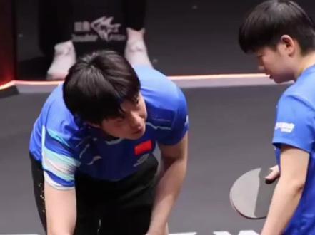 这段双向守护的细节,让人感动。
莎莎带伤出战混双,每一步的艰难,王楚钦都看得分明。他自己明明也受了伤,却一字不提,只因为担心莎莎知道后,会让本就强撑的她徒增压力。所以他宁愿自己忍着疼,也要在赛场上给她最稳的支撑。他瞒着莎莎,而莎莎呢,在领奖台还不忘叮嘱他好好打半决赛。
这两个人,一个藏起伤痛护对方周全,一个记挂对方的下一场征程。这种细节里的赛场情谊,让残酷的竞技体育有了温度,也触动了万千球迷的心底,让我们收获温暖、更懂珍惜与珍视。他们确实像一束温暖的光照亮了许许多多的人。
就像一位博主说的,苦是他们扛的,甜是他们奉献的,能量是我们汲取的,就把所有的祝福都送给他们,愿他们伤病退散,往后岁岁年年,都能带着热爱与健康,在乒乓赛场继续闪闪发光。#王楚钦#孙颖莎#感动瞬间