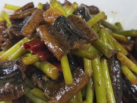 蒜苔多到不知道怎么吃? 春天的蒜苔是清甜的,搭配黄鳝更是美味,不知道除了安徽,还有这么搭配的吗?#蒜苔 #黄鳝 #家常菜 #抖音美食推荐官